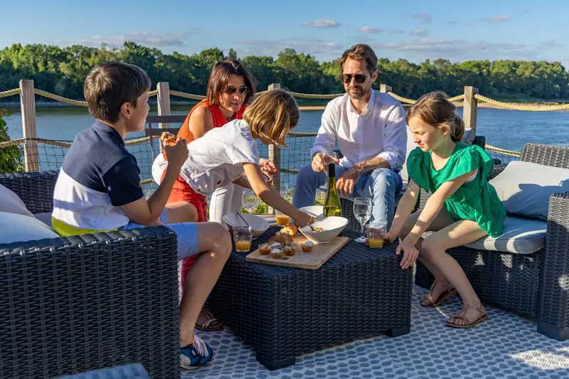 Photo d'un apéro sur la terrasse de la Maison Paradis lors d'une Location de maison en bord de Loire
