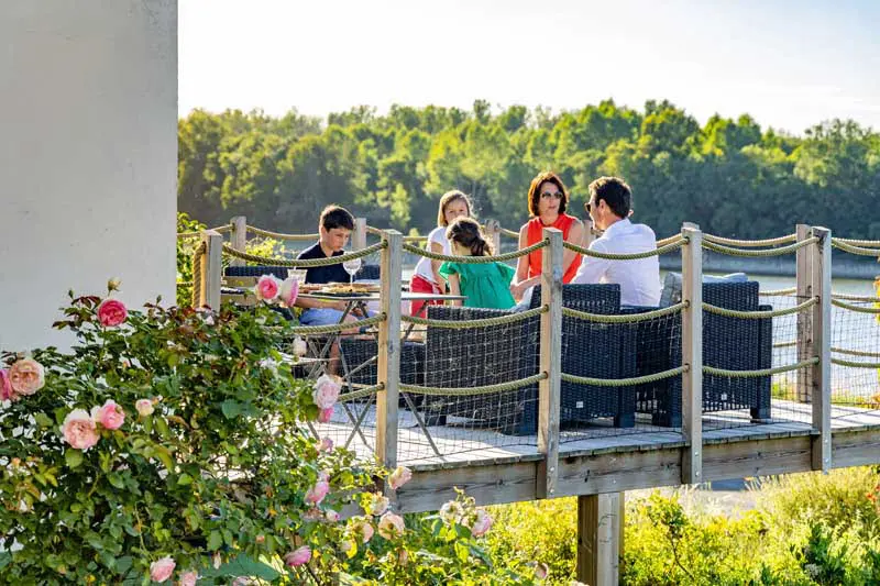 Photo d'un apéro sur la terrasse de la Maison Paradis, Location de maison en bord de Loire