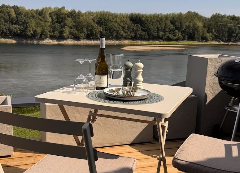Terrasse avec vue sur la Loire dans le gite 2 personnes Le Belvedère